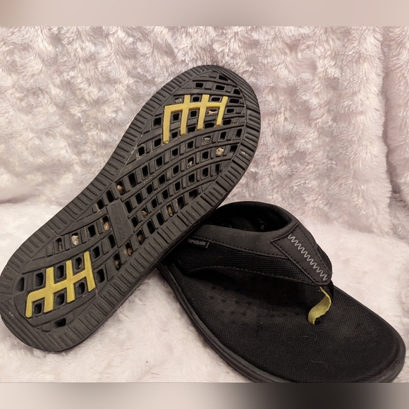 Hey Dude Mens 9 Flip Flops - Picture 2 of 4